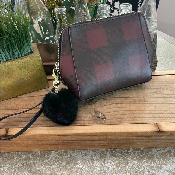 ISAAC MIZRAHI TABLET  HOLDER/COSMETIC BAG CC WITH LANYARD/ BLK FAUX FUR KEY RING - Picture 4 of 10